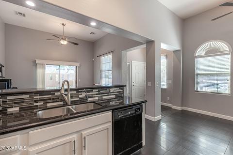 3916 E Branham Ln, Phoenix, AZ 85042 photo 6