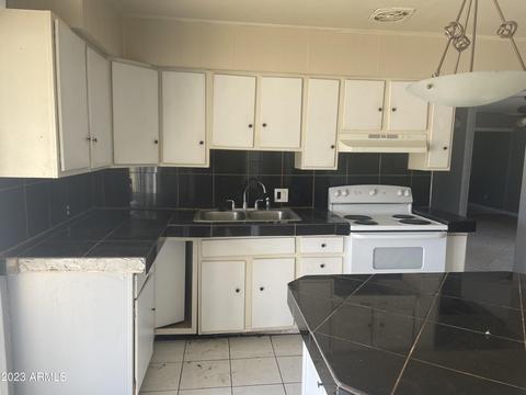 7741 W Mitchell Dr, Phoenix, AZ 85033 photo 3