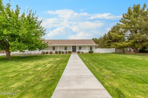1696 E Country Ln, Gilbert, AZ 85298