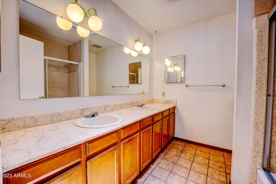  3823 W Barnes Ln, Phoenix, AZ 85051 photo 8