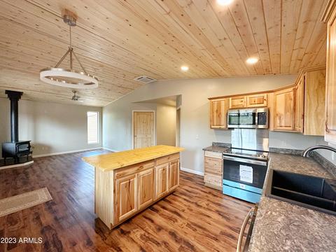 3375 Navajo Dr, Overgaard, AZ 85933 photo 5
