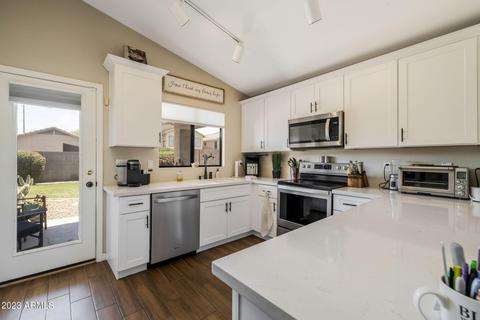 3243 E Hononegh Dr, Phoenix, AZ 85050