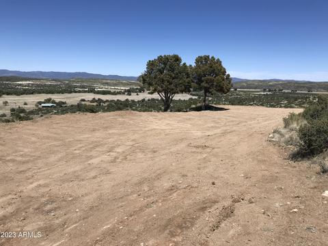 17352 S Juniper Dr #63, Peeples Valley, AZ 86332