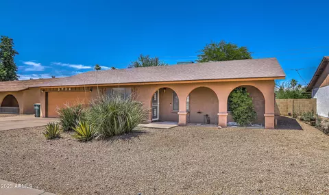 2724 W Saint Moritz Ln, Phoenix, AZ 85053