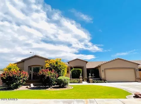 8141 W Gelding Dr, Peoria, AZ 85381