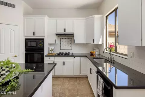 4815 E Robin Ln, Phoenix, AZ 85054 photo 11