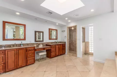 Bath - 4615 E Palomino Rd, Phoenix, AZ 85018 photo 3 of 5