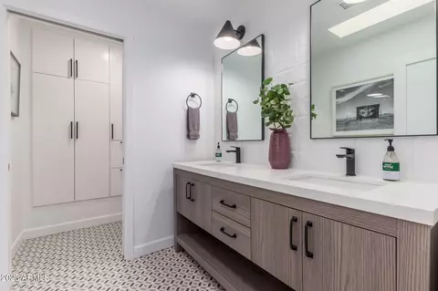 Bath - 4615 E Palomino Rd, Phoenix, AZ 85018 photo 1 of 5