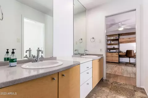 Bath - 4615 E Palomino Rd, Phoenix, AZ 85018 photo 4 of 5
