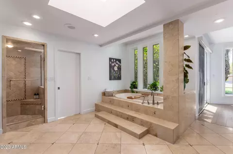 Bath - 4615 E Palomino Rd, Phoenix, AZ 85018 photo 2 of 5