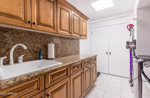 Kitchen - 4615 E Palomino Rd, Phoenix, AZ 85018 photo 4 of 4