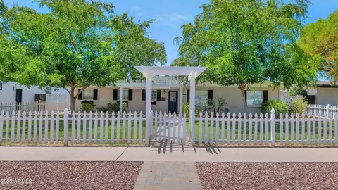 3122 N 42nd St, Phoenix, AZ 85018