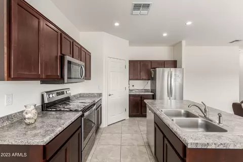 2515 E Mobile Ln, Phoenix, AZ 85040 photo 4