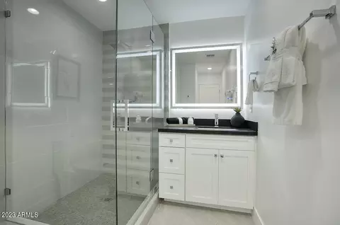 Bath - 2508 E Montecito Ave, Phoenix, AZ 85016 photo 3 of 6