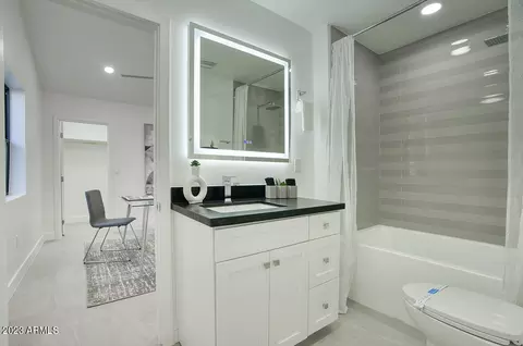 Bath - 2508 E Montecito Ave, Phoenix, AZ 85016 photo 2 of 6