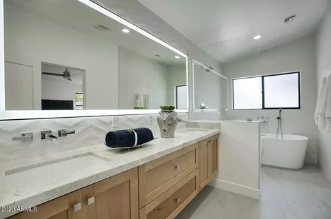 Bath - 2508 E Montecito Ave, Phoenix, AZ 85016 photo 5 of 6