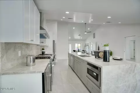 Kitchen - 2508 E Montecito Ave, Phoenix, AZ 85016 photo 6 of 6