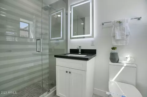 Bath - 2508 E Montecito Ave, Phoenix, AZ 85016 photo 4 of 6