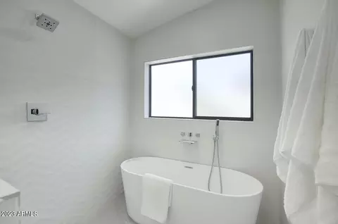 Bath - 2508 E Montecito Ave, Phoenix, AZ 85016 photo 6 of 6