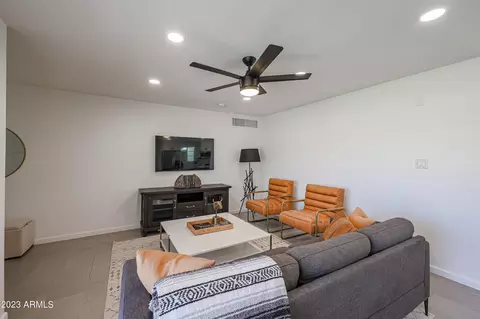 901 E Berridge Ln, Phoenix, AZ 85014 photo 9