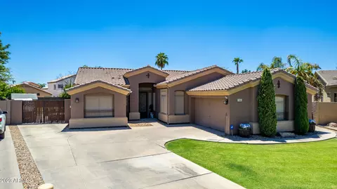 556 S Lemon Ct, Gilbert, AZ 85296 photo 2