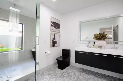 Bath - 2520 E Pierson St, Phoenix, AZ 85016 photo 4 of 14