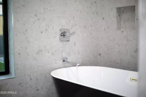 Bath - 2520 E Pierson St, Phoenix, AZ 85016 photo 5 of 14