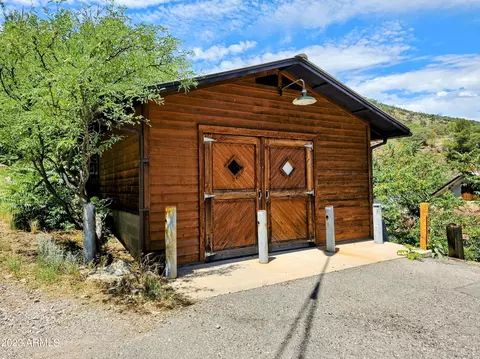 139 Higgins Hl, Bisbee, AZ 85603 photo 2