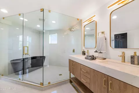 Bath - 5041 E Lafayette Blvd, Phoenix, AZ 85018 photo 2 of 6