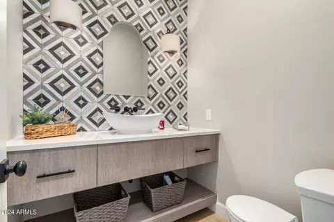Bath - 3222 E Georgia Ave, Phoenix, AZ 85018 photo 5 of 8