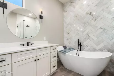 Bath - 3222 E Georgia Ave, Phoenix, AZ 85018 photo 2 of 8