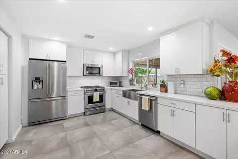3434 E Mercer Ln, Phoenix, AZ 85028 photo 2