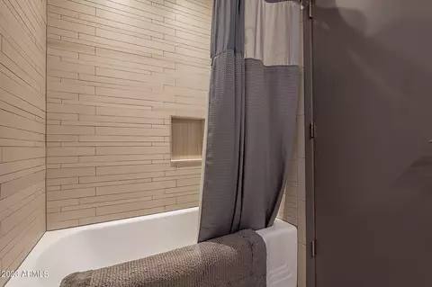 Bath - 726 E Ocotillo Rd, Phoenix, AZ 85014 photo 3 of 3