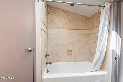 Bath - 726 E Ocotillo Rd, Phoenix, AZ 85014 photo 2 of 3