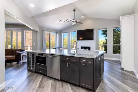 1706 E Gelding Dr, Phoenix, AZ 85022