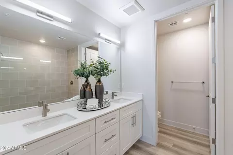 Bath - 3131 N Central Ave #5013, Phoenix, AZ 85012 photo 1 of 7