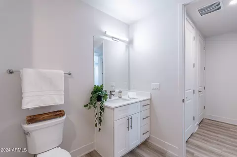 Bath - 3131 N Central Ave #5013, Phoenix, AZ 85012 photo 5 of 7