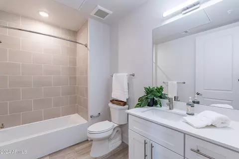 Bath - 3131 N Central Ave #5013, Phoenix, AZ 85012 photo 4 of 7