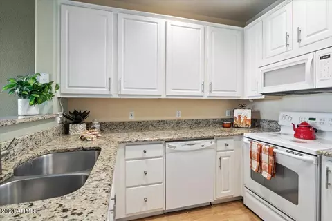 4465 E Paradise Village Pkwy S #1215, Phoenix, AZ 85032