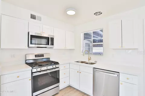 2830 E Pinchot Ave, Phoenix, AZ 85016 photo 8