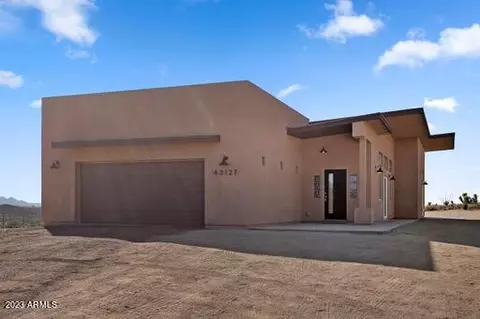 43127 N 11th Ave, New River, AZ 85087