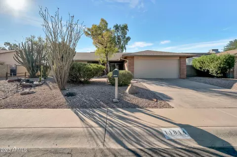 11814 S Half Moon Dr, Phoenix, AZ 85044