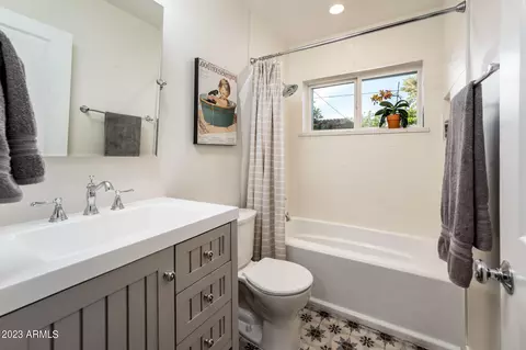 Bath - 5126 E Flower St, Phoenix, AZ 85018 photo 6 of 6