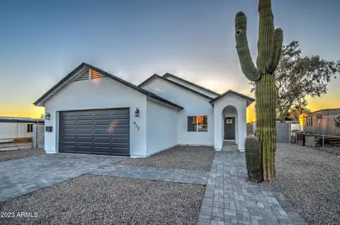 972 N Main Dr, Apache Junction, AZ 85120