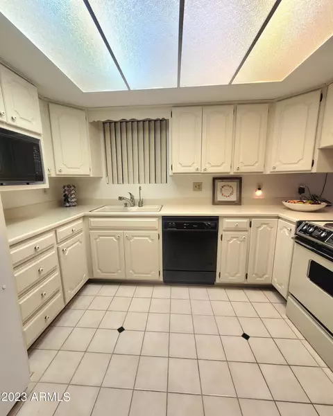 4207 W Echo Ln, Phoenix, AZ 85051 photo 4