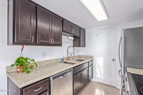 Kitchen - 709 E Cochise Dr #B, Phoenix, AZ 85020 photo 4 of 5