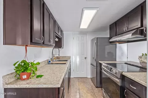 Kitchen - 709 E Cochise Dr #B, Phoenix, AZ 85020 photo 3 of 5