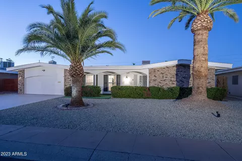16833 N Meadow Park Dr, Sun City, AZ 85351