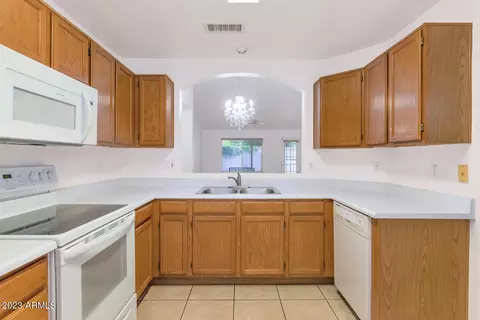 1050 S Surfside Dr, Gilbert, AZ 85233 photo 3