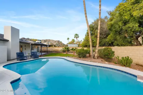 Exterior - 2318 E Sahuaro Dr, Phoenix, AZ 85028 photo 5 of 9